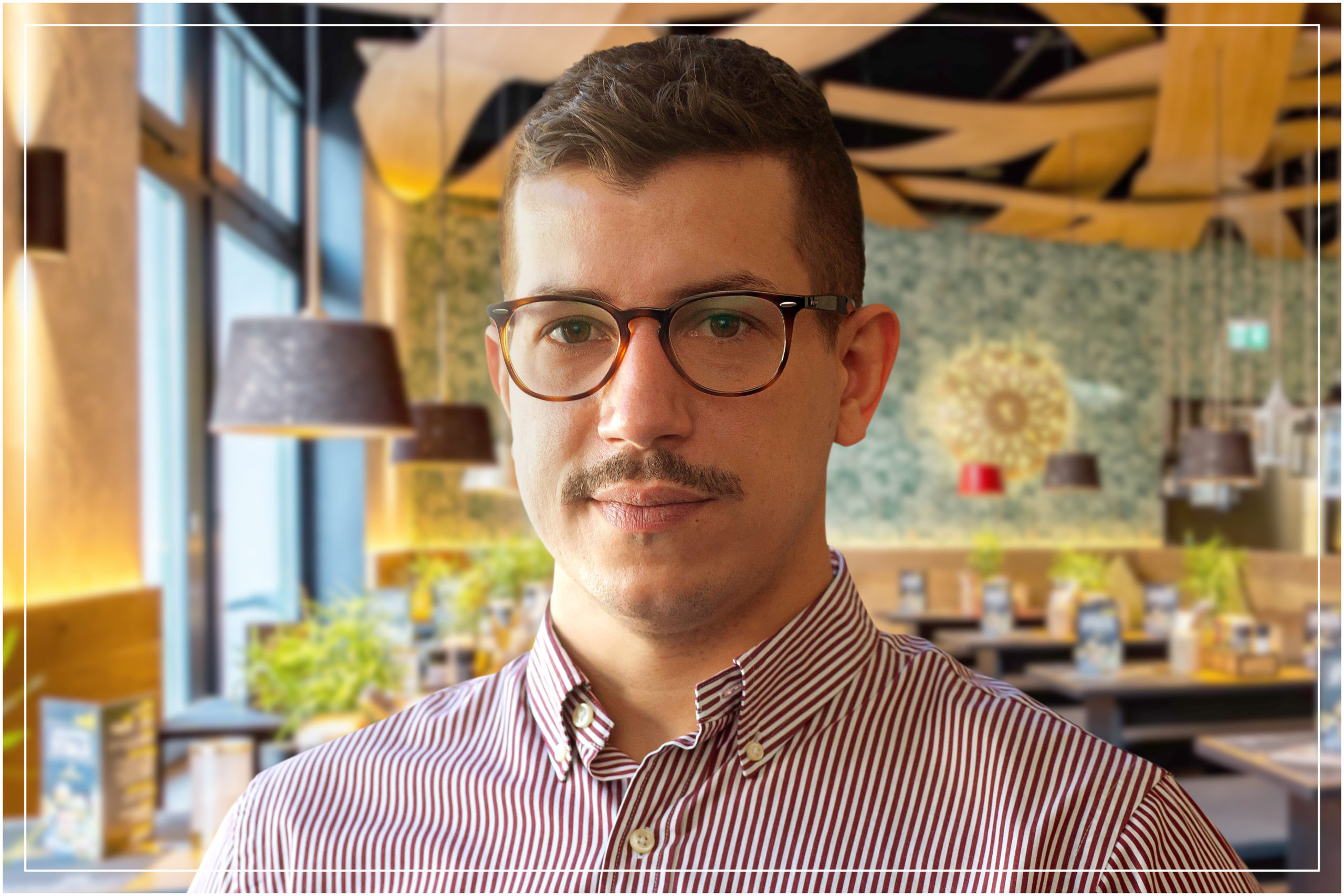 Mann mit Brille und karierten Hemd im Restaurant