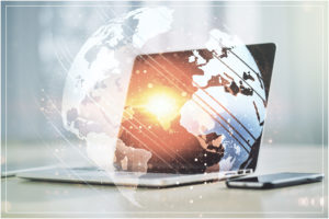 Laptop und Smartphone mit transparenten Globus